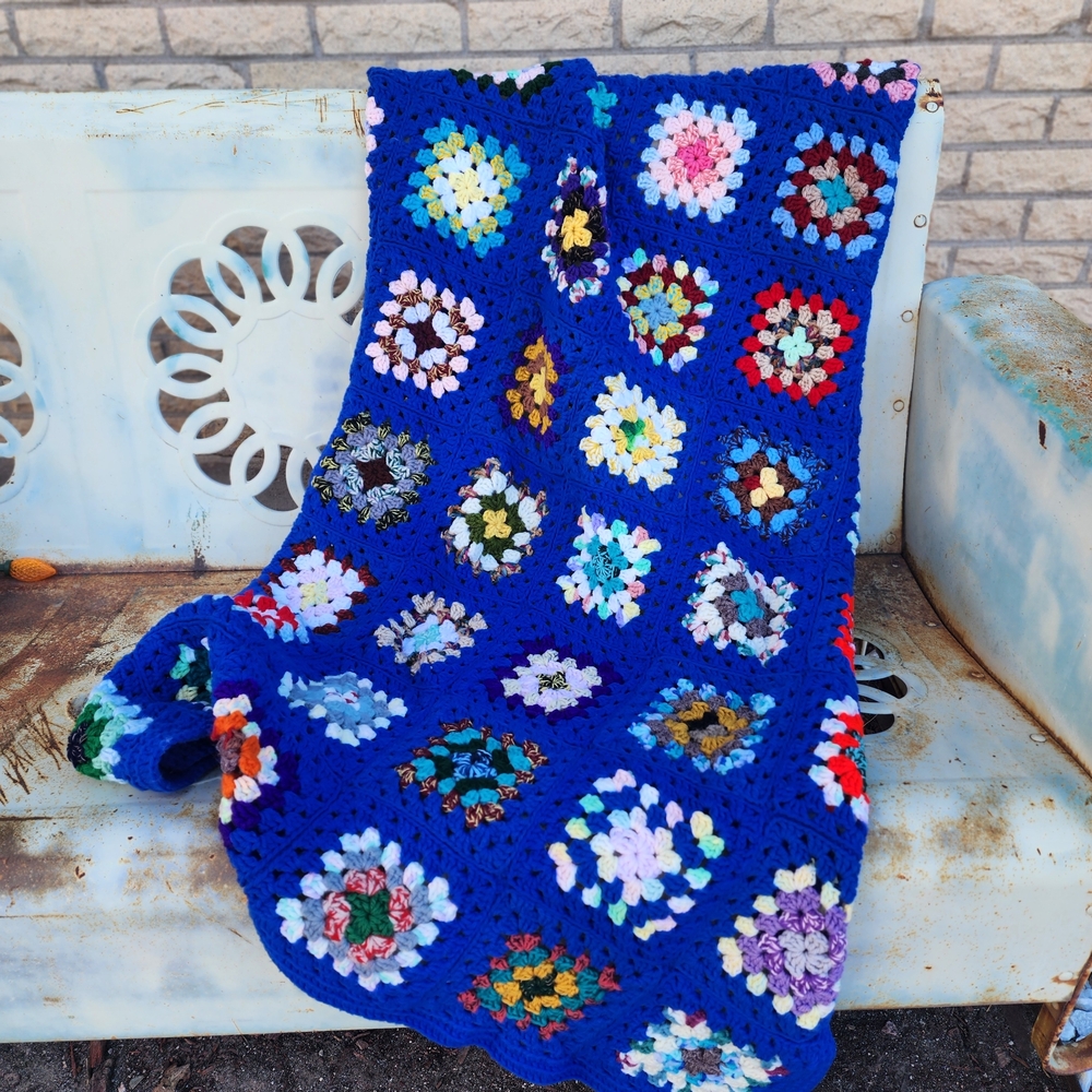 Handmade Granny Square Crochet Afghan Blanket Blue Trim 60"×38" Roseanne Style - Picture 7 of 9